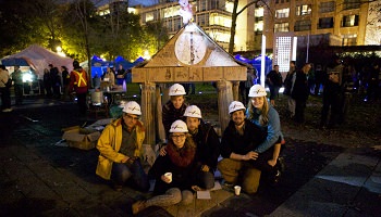 Cabane du groupe Folie/Culture ; la photo permet d'entrevoir l'événement en général.