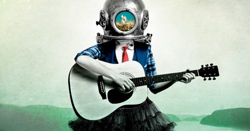 Dessin coloré conceptuel : une jeune femme joue de la guitare, mais elle porte un casque ancien de scaphandre des profondeurs. Dans la fenêtre du casque, un voit trois oisillons dans un nid. Elle porte un gilet à carreaux et une jupe tous deux rayés bleu et bleu foncé et une cravate rouge.