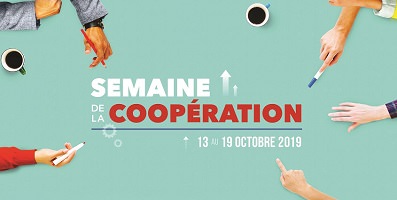 Affichette horizontale sur fond turquoise : les mains de cinq personnes, avec des crayons ou leurs doigts, semblent travailler ensemble sur le titre placé au centre. Et deux tasses de café.