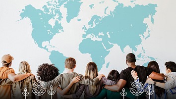 Photo : dix jeunes, vus de dos, se tiennent bras dessus bras dessous devant une carte du monde couleur bleu turquoise. Aussi dessins de plantes.