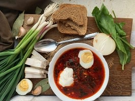 Affichette : photo de légumes autour d'un potage rouge avec oeufs, soit un Bortsch urkrainien.
