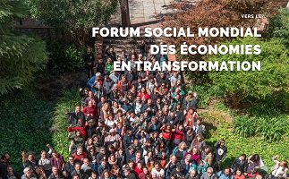 Photo d'd'environ 50 personnes participant à l'organisation, dans une zone très verte, vues de haut, regardant la caméra. « Forum social mondial des économies en transformation » [le titre sur la photo est une mauvaise traduction :P ]