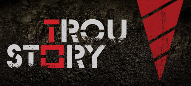 affiche: sur fonds de terre brune foncée, Trou Story. Lettres très carrées et grasses. Un triangle/spiral rouge pointe vers le bas.