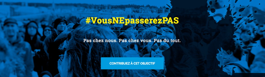 Bannière tirée du site : photo, en filtre bleu dense, d'une foule. Ombre du territoire du Québec avec des éclats noirs autour, comme des gouttes de pétrole giclant.